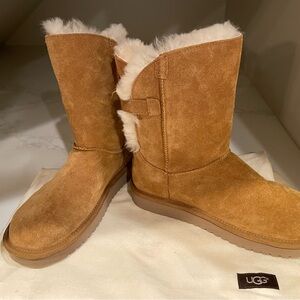 UGG- New Koolaburra Women's Tan short pull on Suede Boots-  size 6